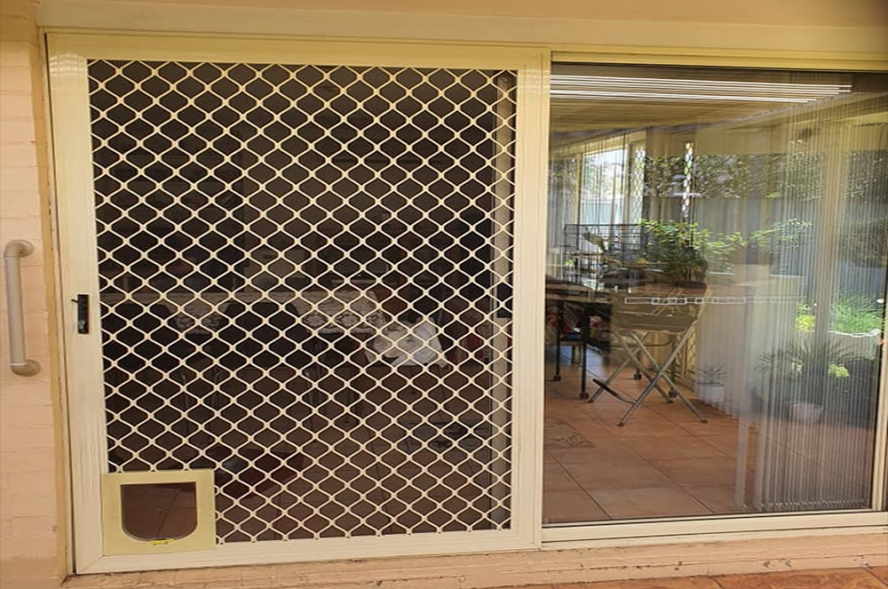 Diamond grill sliding door with pet flap